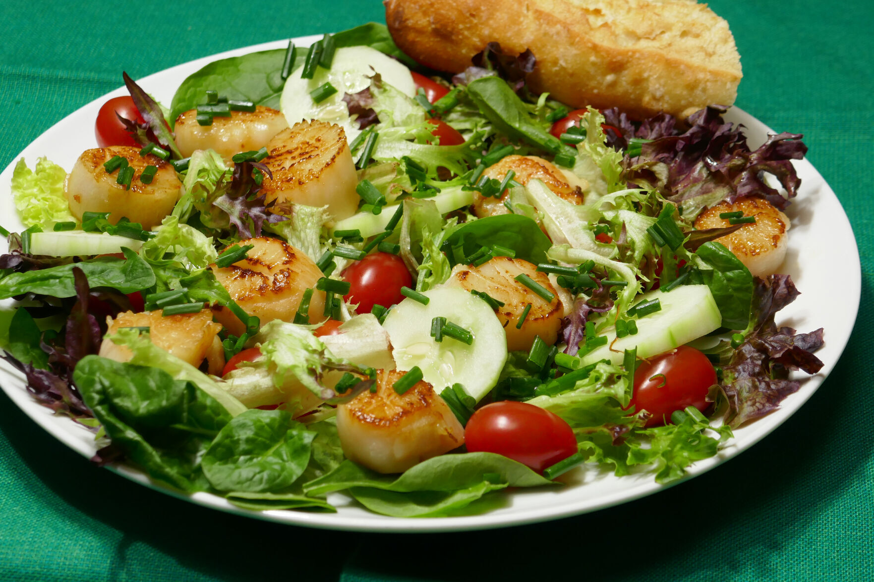 <p>Seared scallops salad. (Linda Gassenheimer/TNS)</p>