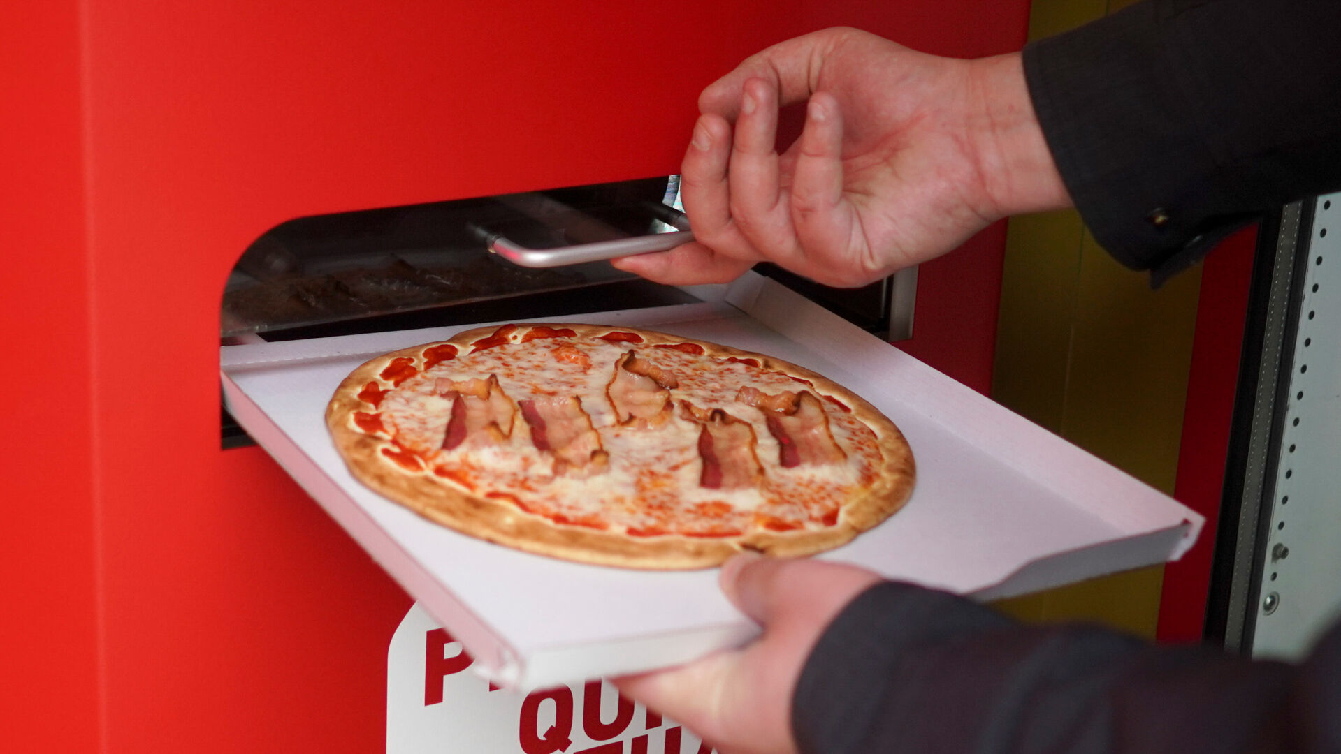 <p>The pizza comes out on its preheated box.</p>