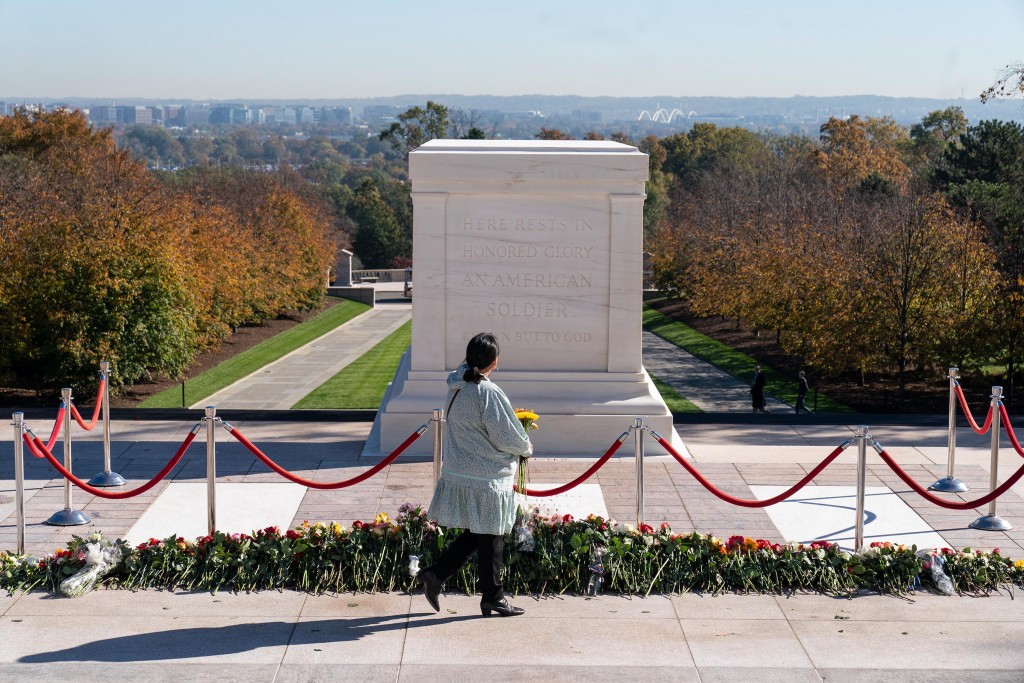 Public Allowed To Lay Flowers At The Tomb Of The Unknown Soldier For First Time In Nearly 100 Years